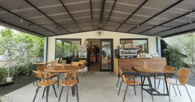 ทำความรู้จักร้านกาแฟน็อคดาวน์ มหาสารคาม — ประวัติ คอนเซ็ปต์ และจุดเด่นที่ทำให้เป็นแลนด์มาร์กท้องถิ่น