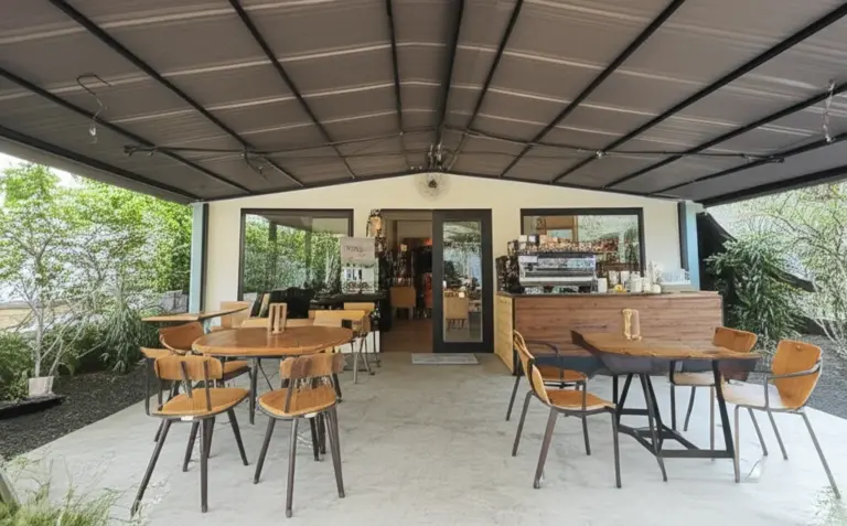 ทำความรู้จักร้านกาแฟน็อคดาวน์ มหาสารคาม — ประวัติ คอนเซ็ปต์ และจุดเด่นที่ทำให้เป็นแลนด์มาร์กท้องถิ่น