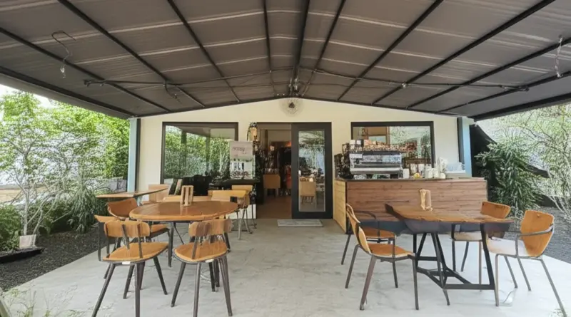 ทำความรู้จักร้านกาแฟน็อคดาวน์ มหาสารคาม — ประวัติ คอนเซ็ปต์ และจุดเด่นที่ทำให้เป็นแลนด์มาร์กท้องถิ่น