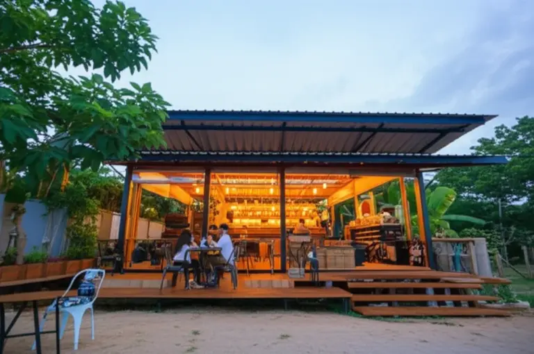 ทำความรู้จักร้านกาแฟน็อคดาวน์ หนองคาย — ประวัติ จุดเด่น บรรยากาศ และเหมาะสำหรับใคร (คาเฟ่ชิค ถ่ายรูป คู่คนทำงาน ครอบครัว)