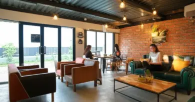 ร้านกาแฟน็อคดาวน์ มุกดาหาร — บรรยากาศและคอนเซ็ปต์ร้าน เหมาะกับใครบ้างและมีมุมถ่ายรูปจุดเด่นอะไร
